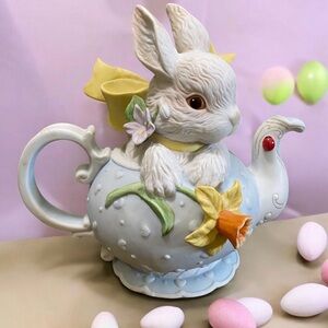 Vtg Enesco 1992 Music Box Bunny In Teapot playing “ You get Than Speingtime”